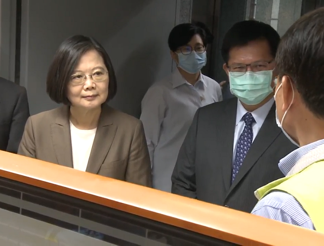 蔡英文總統27日上午前往「中華電信愛國園區行動分公司」視察中華電信參與政府防疫情形。(圖擷自總統府影片)