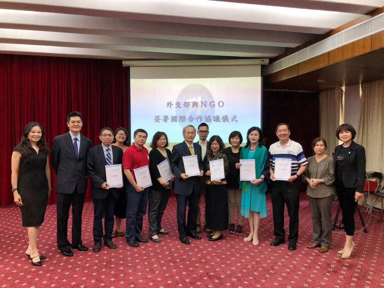 外交部27日與多個民間非政府組織(NGO)簽署合作協議書，未來將持續與非政府組織攜手合作、相輔相成，致力國際參與，讓世界看到台灣。(圖：外交部)