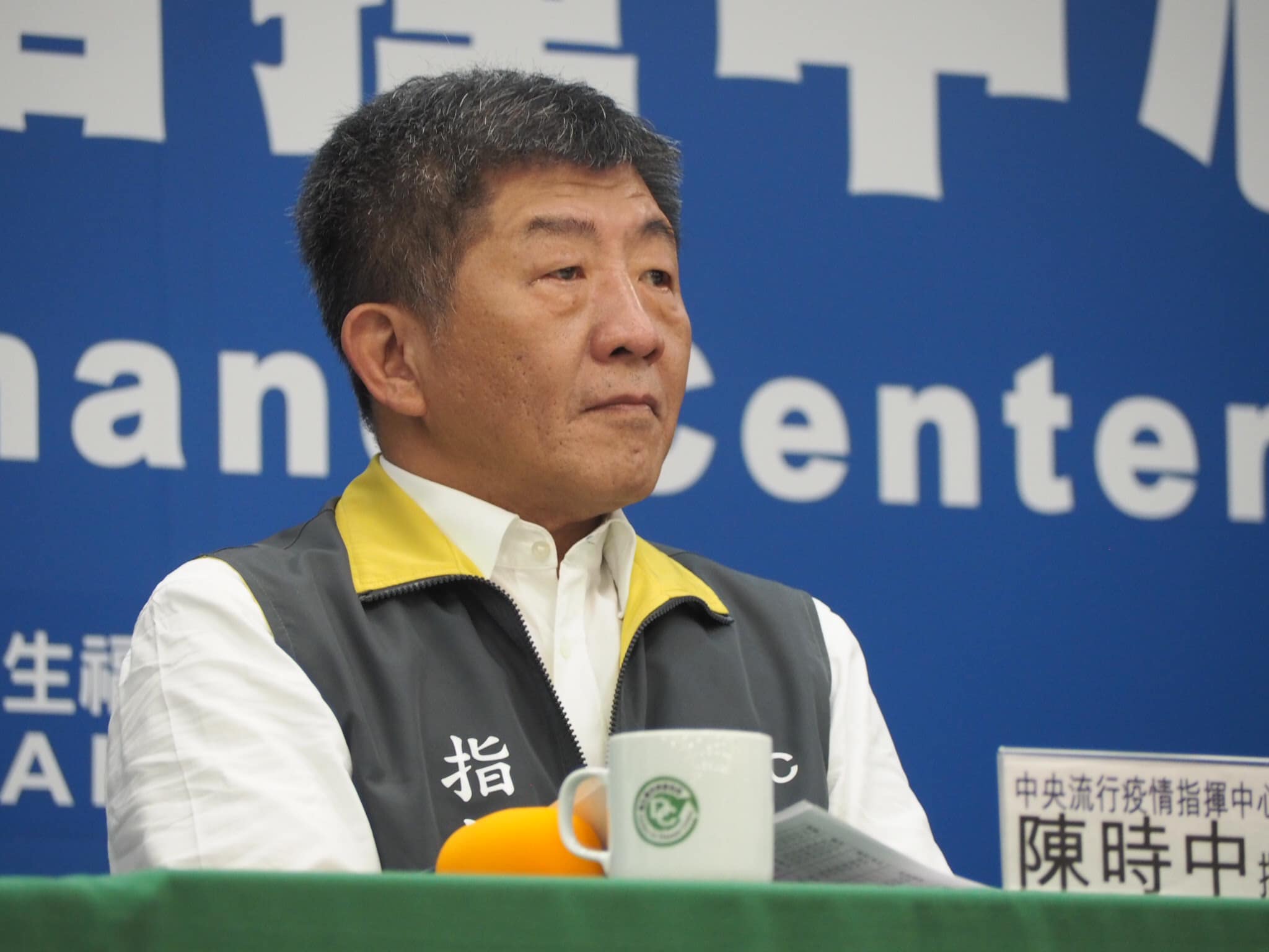 為了加強居家檢疫防線，中央流行疫情指揮中心指揮官陳時中宣布新增居家檢疫相關規定，只要違規一次，政府就會強制就送到集中檢疫所隔離。(蕭照平 攝)