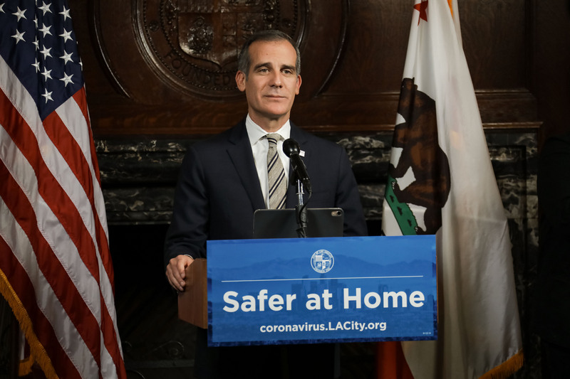 洛杉磯市長賈西迪(Eric Garcetti)在美西時間2日頒布新的遏止疫情擴散措施，對居民下達「禁足令」，要求全體市民待在家裡居家防疫，並禁止幾乎一切的社交聚會。（市長辦公室提供）