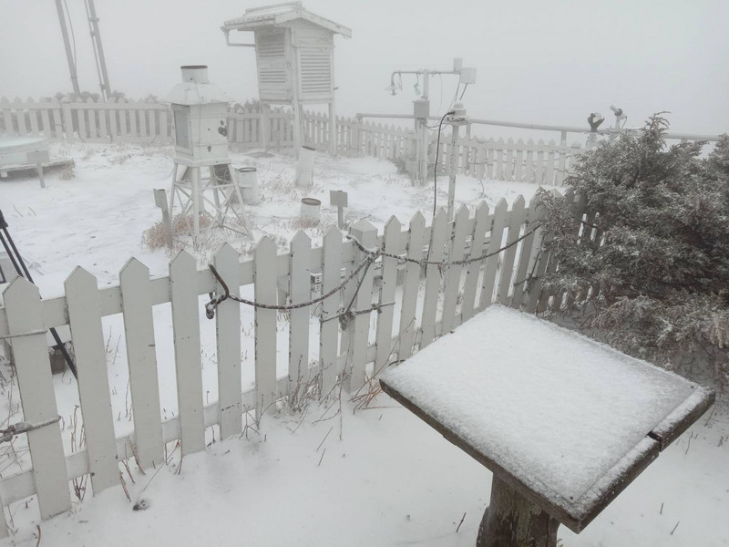 根據中央氣象局觀測，玉山28日早上7時05分開始下雪，積雪0.5公分。（氣象局提供）