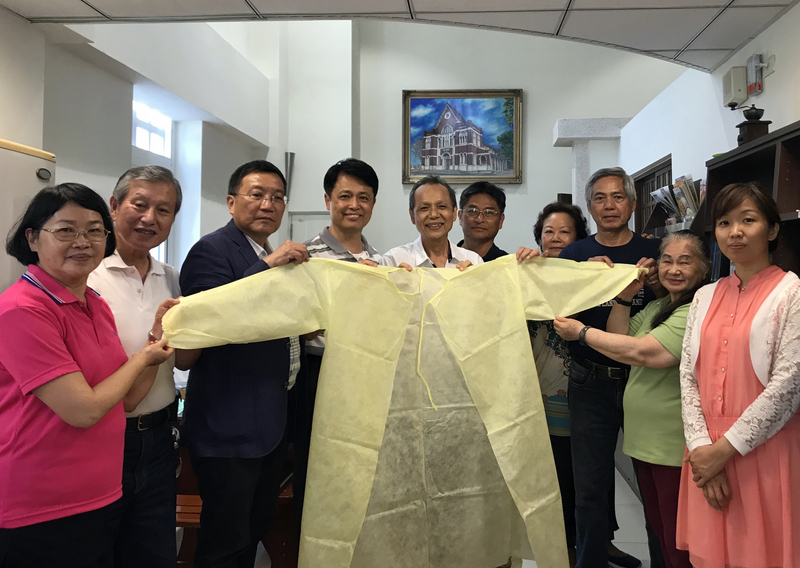 菲律賓總醫院急需個人防護裝備，屏東長老教會社區大學人士捐出110件SARS期間剩下的防護罩衫。（高雄市東南亞教育交流協會常務理事吳英明提供）