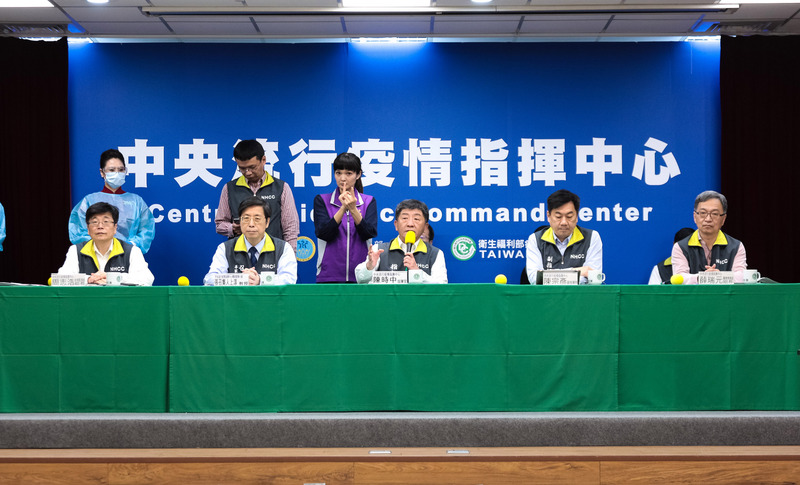 武漢肺炎確診數持續攀升，中央流行疫情指揮中心指揮官陳時中（前中）28日宣布新增16例確診病例，其中14例為境外移入、2例本土感染，累計病例達283例。（中央流行疫情指揮中心提供）(圖：中央社)