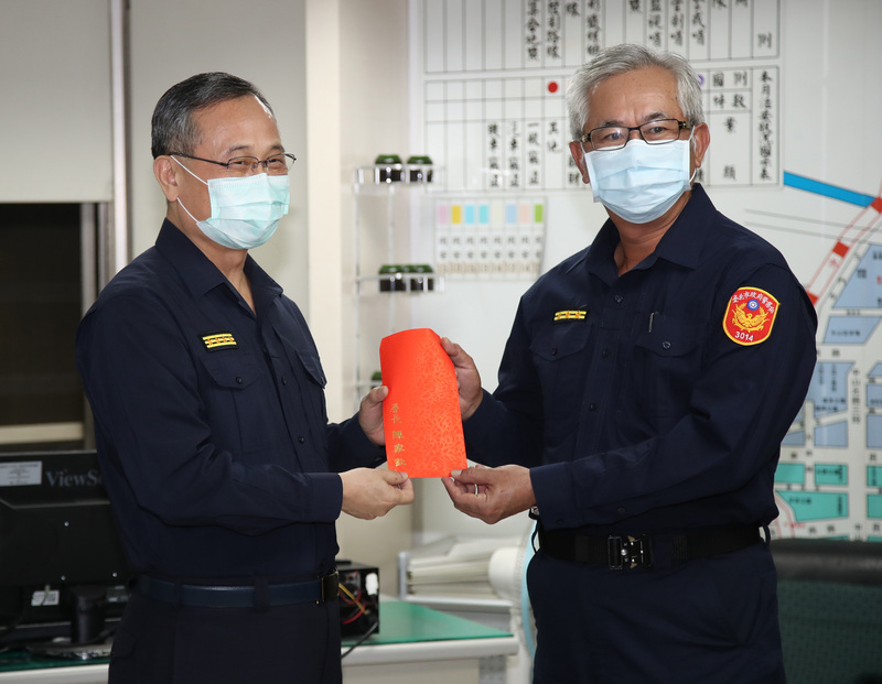 警政署長陳家欽（左）28日深夜前往台北市警察局中山分局慰勞執行臨檢勤務員警，並致贈加菜金，由勤務中心主任官宏鍾（右）代表接受。(圖:中央社)