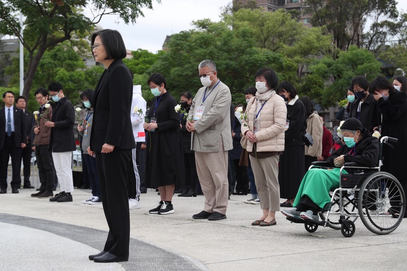 總統蔡英文（前左）29日上午出席「0102殉職將士紀念專區啟用典禮」，對殉職將士表達追思及懷念。(圖:中央社)
