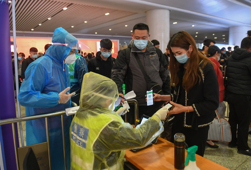 圖為2020年3月2日旅客在杭州車站出示健康碼接受身分查驗。（中新社提供）(資料照片/CNA)