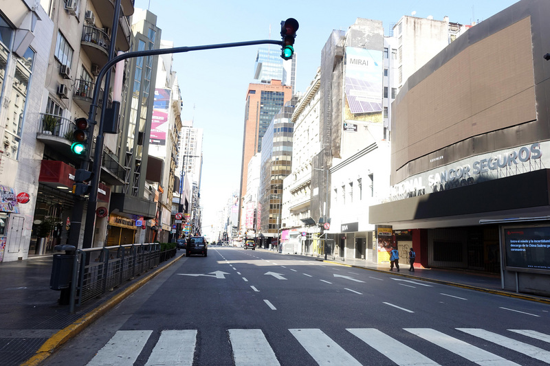 阿根廷染疫連3天破千，總統警告應重回隔離，圖為3月間首都布宜諾斯艾利斯街道空蕩蕩，人口流動量少。(圖:中央社檔案照片)