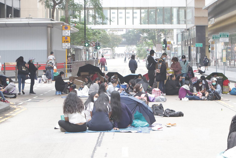 香港強制外籍看護接種疫苗， 移工團體批歧視不公。圖為在香港中環遮打道聚會的外籍移工資料照片。(資料照片/中央社)