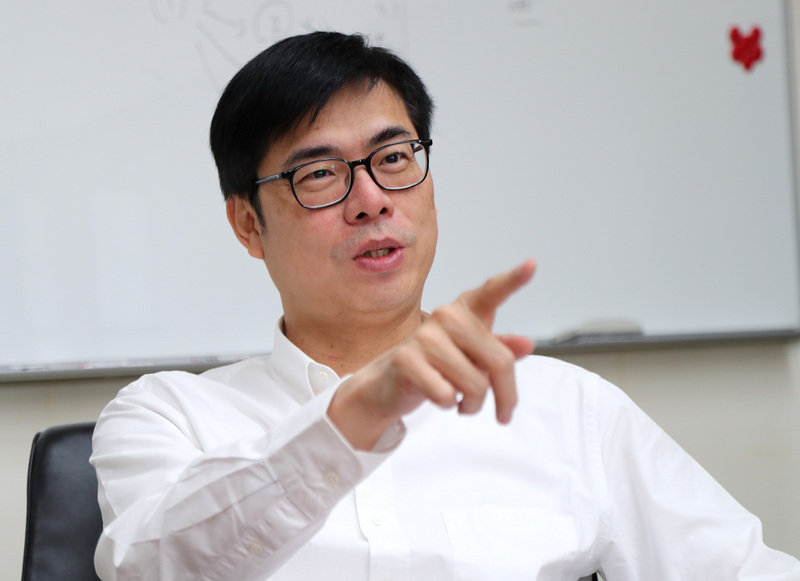 高雄市長補選將於8月15日舉行， 民進黨預計下週徵召行政院副院長陳其邁參選。陳其邁今天(14日)面對媒體詢問時表示，尊重黨內提名機制，希望有機會能為故鄉高雄奉獻心力。(中央社)