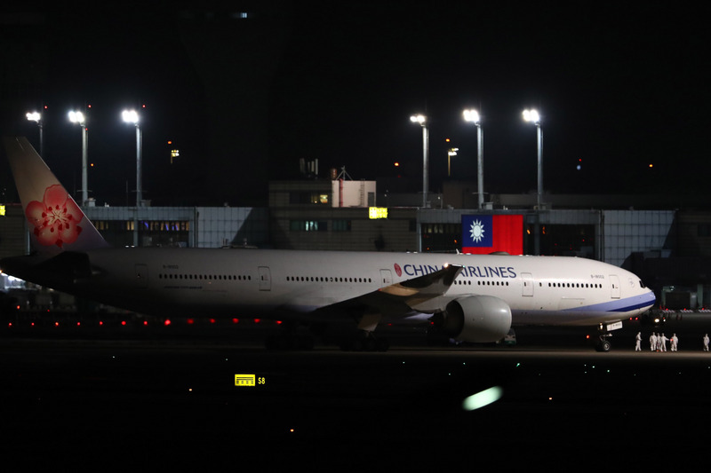 武漢肺炎疫情延燒，政府安排由華航定期班機以類包機方式，接回滯留中國湖北的台灣民眾，班機29日晚間10時20分左右降落桃園機場，153名旅客順利返台。(圖：中央社)