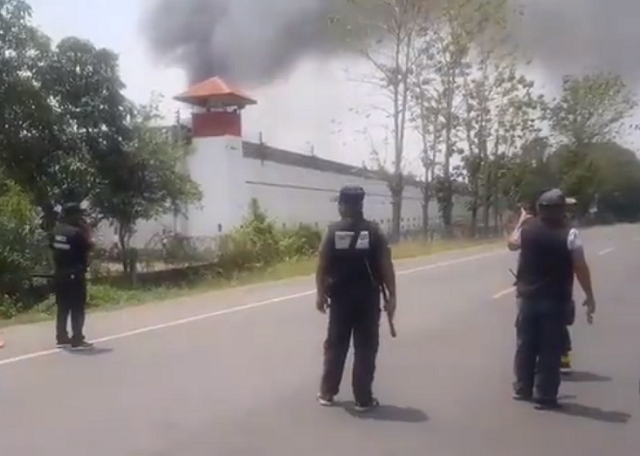 泰國東北部的武里喃府一座監獄29日發生暴動，數十名囚犯打爛傢俱、砸毀窗戶及縱火，起因疑似是囚犯擔憂監獄內出現武漢肺炎疫情。(圖擷自推特)