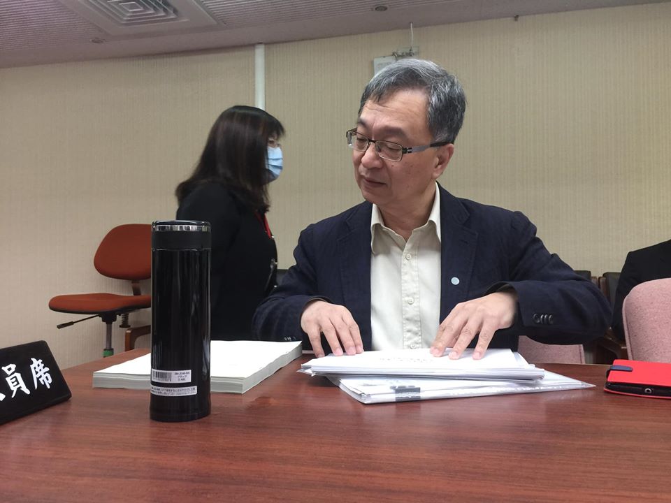 衛生福利部次長薛瑞元今天(30日)赴國會社會福利及衛生環境委員會報告長照機構防疫作為。(蕭照平攝)