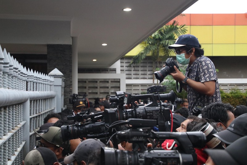 印尼記者協會發起連署，呼籲中央政府勿壟斷疫情資訊。圖為2月15日印尼記者在機場等待拍攝自武漢返國的民眾結束隔離返家的畫面。(圖:中央社)