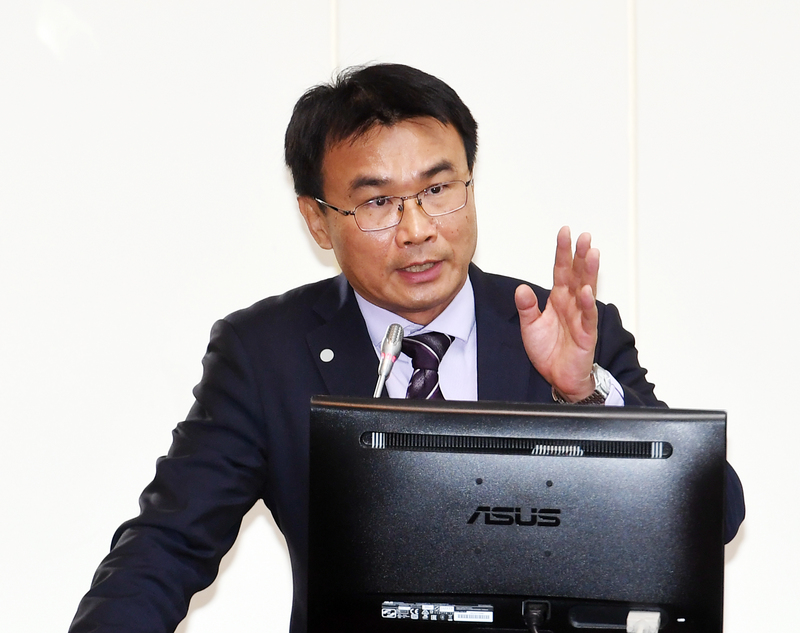 農委會主委陳吉仲31日表示，農委會計畫從4月中旬起每包肥料降價新台幣20元，呼籲農民目前不要搶購、囤積。(圖：中央社)