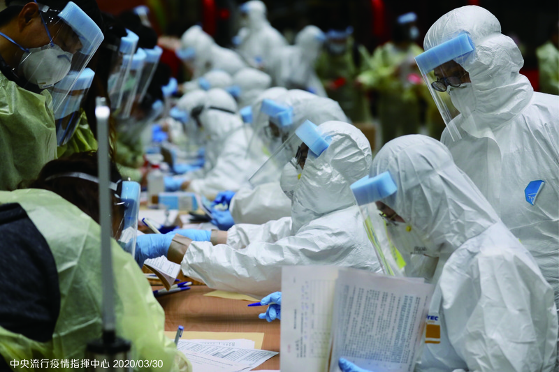 圖為滯留中國湖北的台灣民眾搭乘類包機返台後，依序進行消毒及發燒篩檢等防疫檢查。（中央流行疫情指揮中心提供）