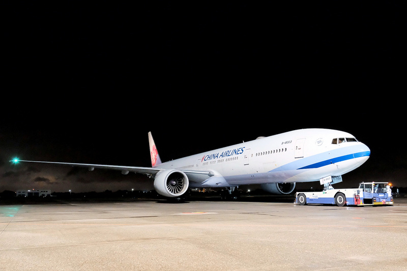 第2架湖北類包機30日晚間9時38分返抵桃園機場，接回滯留中國湖北的214名台灣人，乘客在下機後，會依序進行消毒及發燒篩檢等防疫檢查，隨後再以遊覽車送往檢疫所進行14天的安置隔離。(圖：中央社)