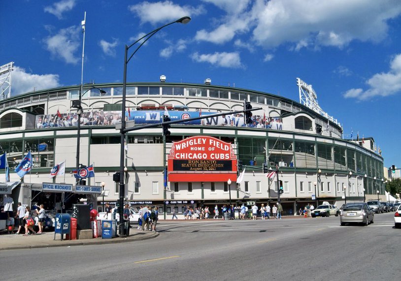 美國職棒大聯盟MLB芝加哥小熊的2名員工確定染上俗稱武漢肺炎的2019冠狀病毒疾病，且2名染病員工8日曾到瑞格利球場(Wrigley Field)參與年度訓練會議。(圖/推特)