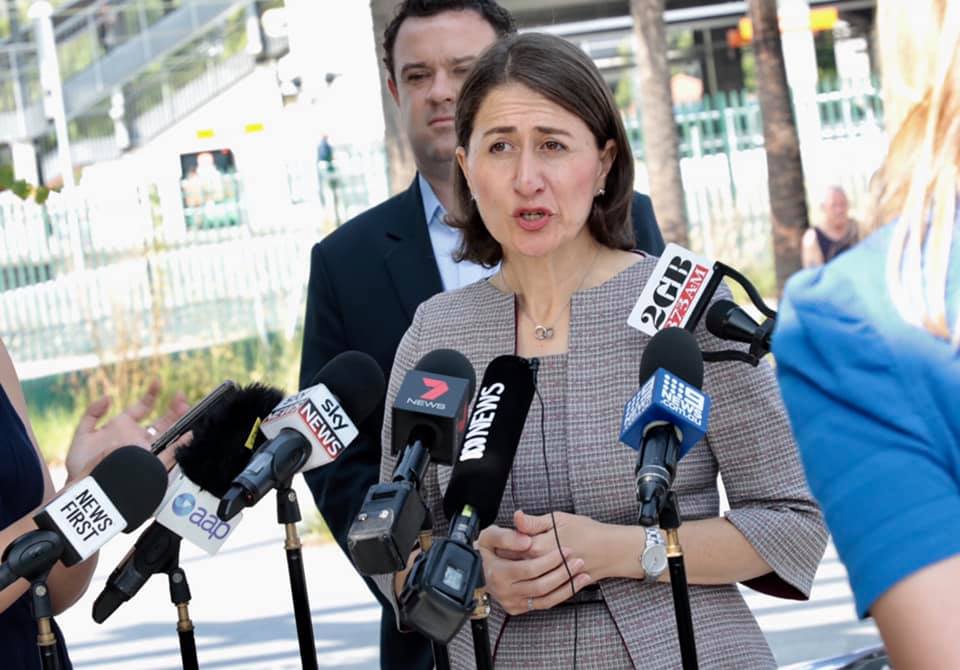 新南威爾斯州州長貝雷吉克利安(Gladys Berejiklian)（前）。 (圖:取自臉書)