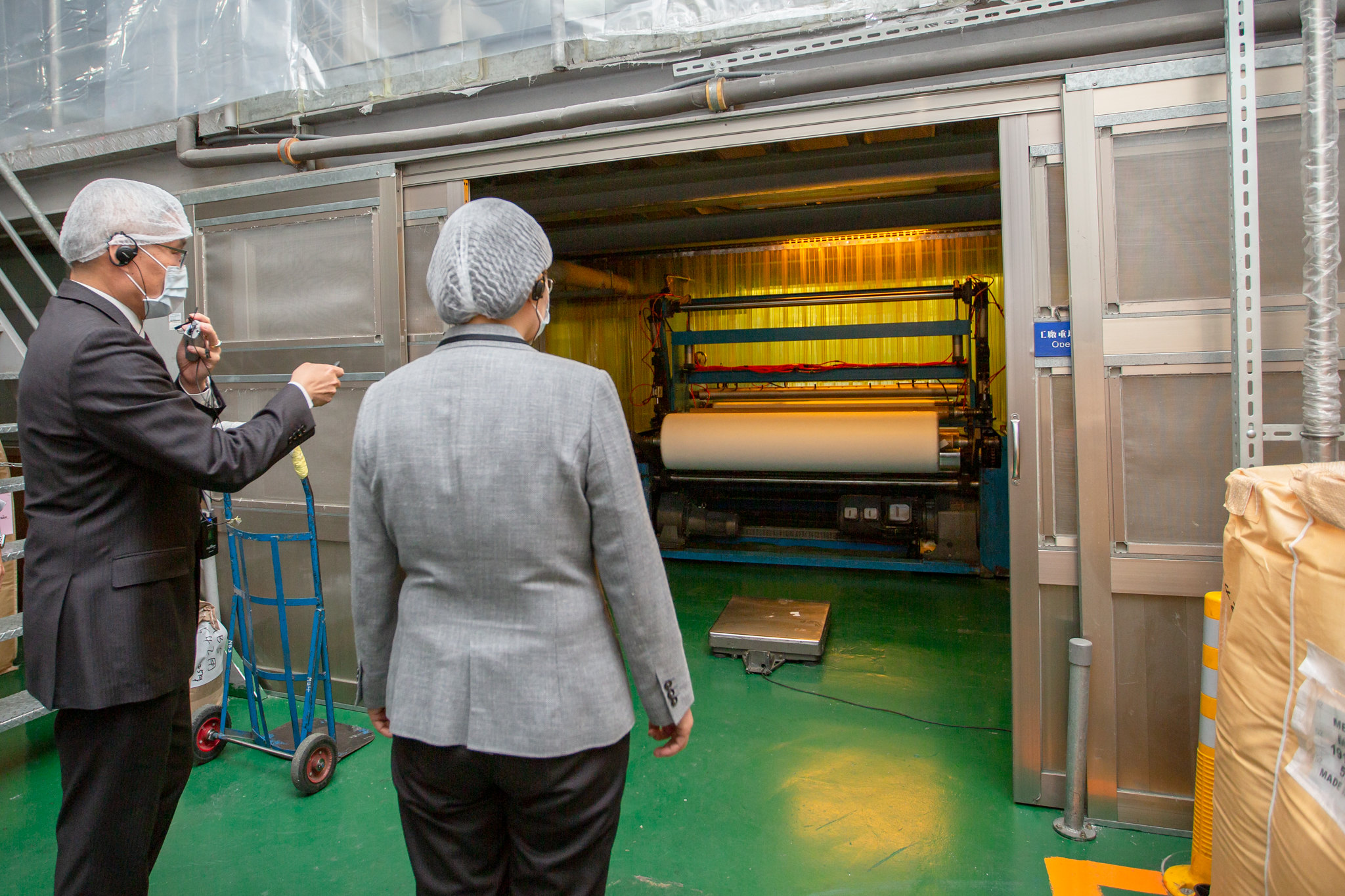 蔡英文總統30日上午到不織布製造商「敏成股份有限公司」參訪。(總統府提供)