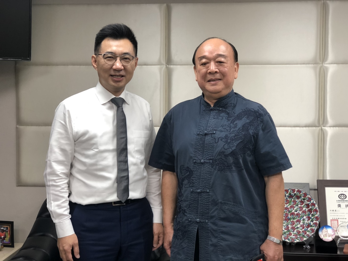 國民黨主席江啟臣(左)30日上午與黨籍不分區立委吳斯懷在立法院國會辦公室會面，交換意見。(國民黨提供)