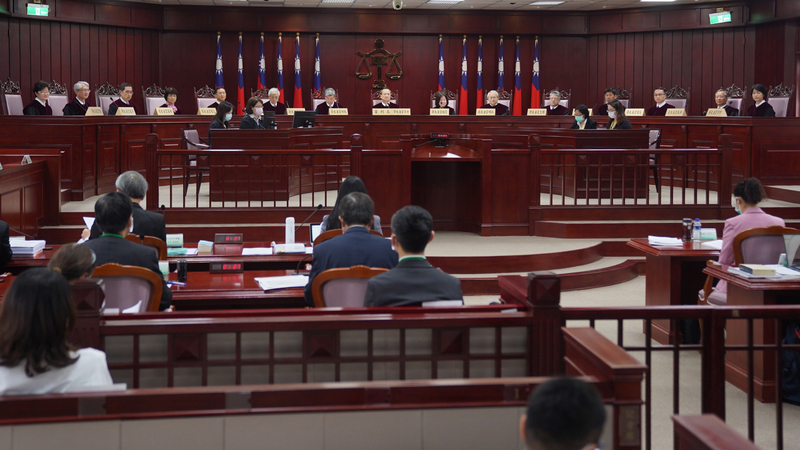 中華民國刑法通姦罪是否除罪化，台灣苗栗地方法院法官日前向大法官聲請釋憲。大法官31日上午在憲法法庭言詞辯論，邀聲請人、相關機關等出庭表示意見，開放民眾旁聽。(圖：中央社)
