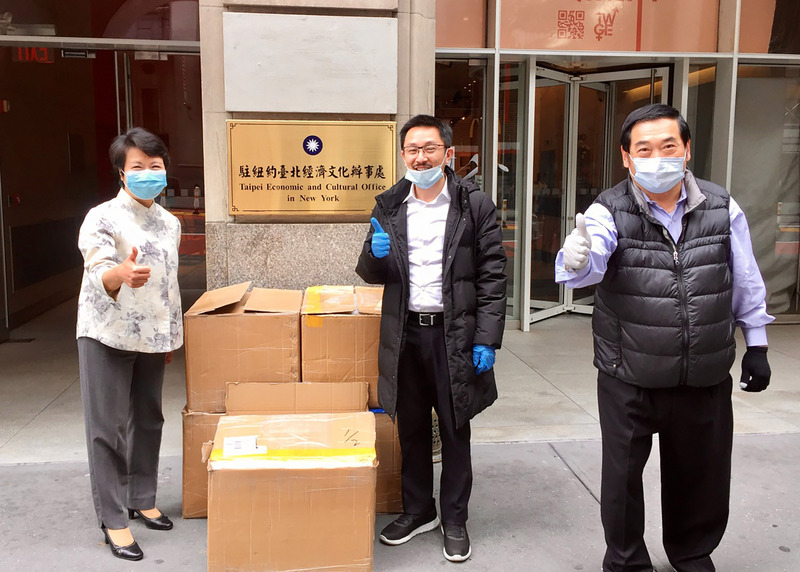 大紐約地區武漢肺炎疫情嚴峻，僑界善心人士慷慨捐贈2萬片口罩，美東時間30日交付駐紐約辦事處轉送轄區4州台灣留學生應急。（圖:駐紐約辦事處提供/中央社）