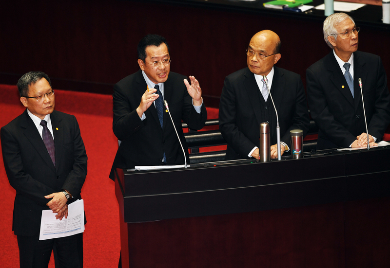 立法院會31日繼續進行施政總質詢，財政部長蘇建榮（左起）、金管會主委顧立雄、行政院長蘇貞昌、央行總裁楊金龍同台備詢。