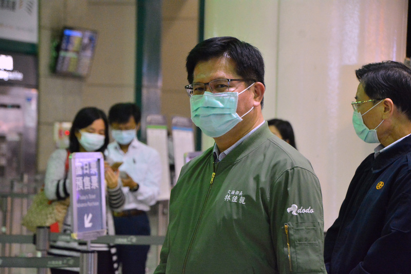 交通部長林佳龍31日視察台鐵與高鐵板橋車站後表示，針對所有的大眾運輸，要求大家戴口罩才搭車，大家要配合，讓清明連假時不要有防疫缺口。(圖：中央社)