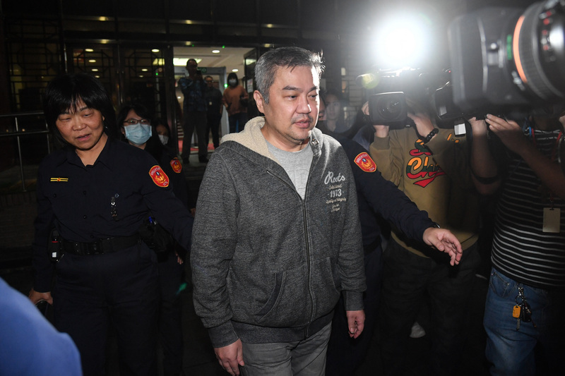 台北地檢署偵辦遠航案，檢方向台北地方法院聲押遠航董事長張綱維（中），法院31日裁定以新台幣800萬元交保，晚間確認交保金並完成相關程序後，張綱維步出法院。(圖:中央社)