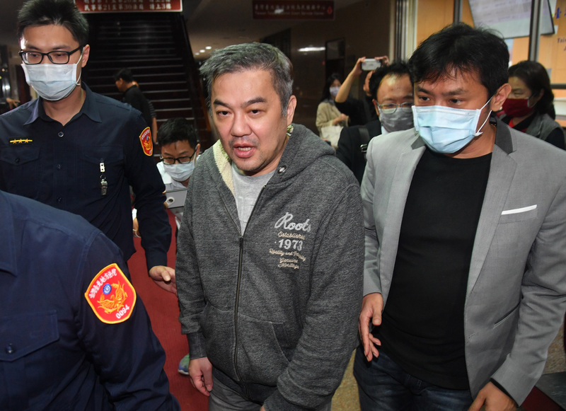 台北地檢署偵辦遠航案，30日聲押遠航董事長張綱維（中），台北地院31日晚間裁定以新台幣800萬元交保，在友人協助籌措款項下，張綱維順利離開法院。(圖:中央社)