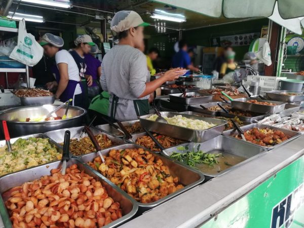 泰國有燒肉店老闆娘每天做上千個免費便當給醫護人員，小吃店老闆也供餐給失業同鄉，他們的善行傳開後吸引更多人參與捐助。(圖取自推特)