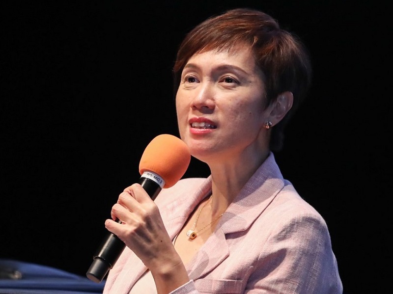 新加坡人力部部長楊莉明表示，將修法加強防疫，如果企業雇主未盡最大努力讓員工居家辦公，可能遭勒令停工或罰款。(圖：新加坡人力部臉書)