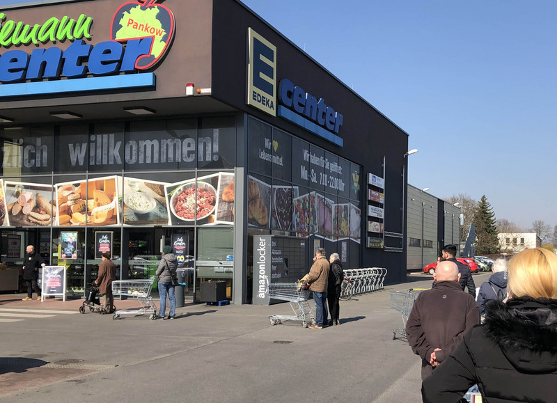 德國超市限制入內購物的人數，其它在外面排隊的顧客彼此間保持一定的的距離。(圖:中央社)