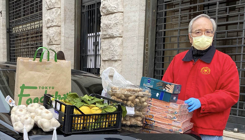 為台奉獻半世紀的靈醫會神父呂若瑟跨海替家鄉的養老院請求急難物資，駐教廷大使李世明獨自開車送物資。（圖:駐教廷大使館提供/中央社）