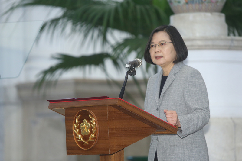 總統蔡英文（圖）1日在總統府敞廳發表談話指出，國際疫情不能得到有效控制，疫情永遠不會結束，台灣依然處於險境，光是把國內防疫做好無法阻擋疫情蔓延，國際社會各成員必須集結力量，共同克服挑戰。(圖：中央社)