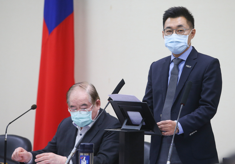國民黨1日下午召開中常會，黨主席江啟臣（右）表示，針對行政院長蘇貞昌指責立委陳玉珍「沒資格當國會議員」，這是行政權對於立法權的不尊重，嚴重侵犯立法委員職權。(圖：中央社)