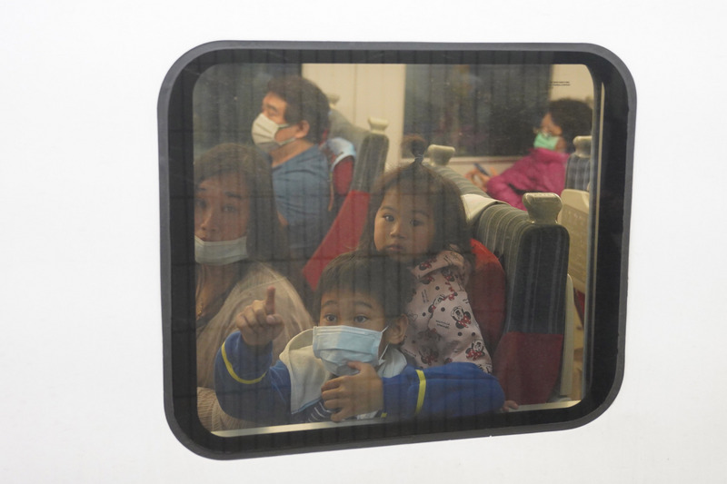台鐵表示，減少車勤人員與旅客接觸及避免旅客於列車上用餐引起的感染風險，5日起各列車停售便當、飲料與食品。圖為清明連假旅客搭乘台鐵。(中央社)