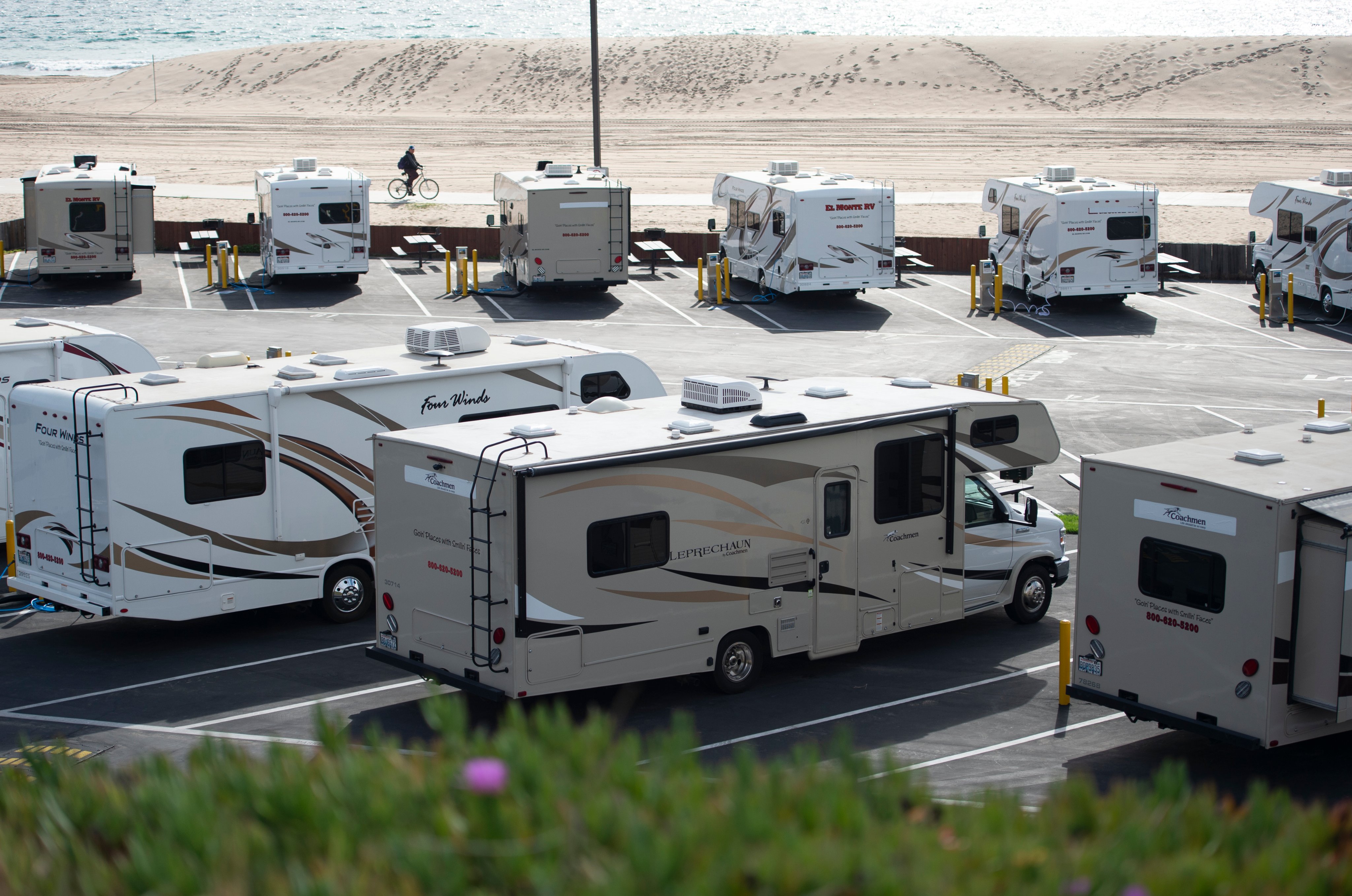 白色露營車一輛接一輛的停在多克韋勒露營車營地(Dockweiler RV Park)，這裡如今被用來隔離感染COVID-19的病患。(圖/推特)