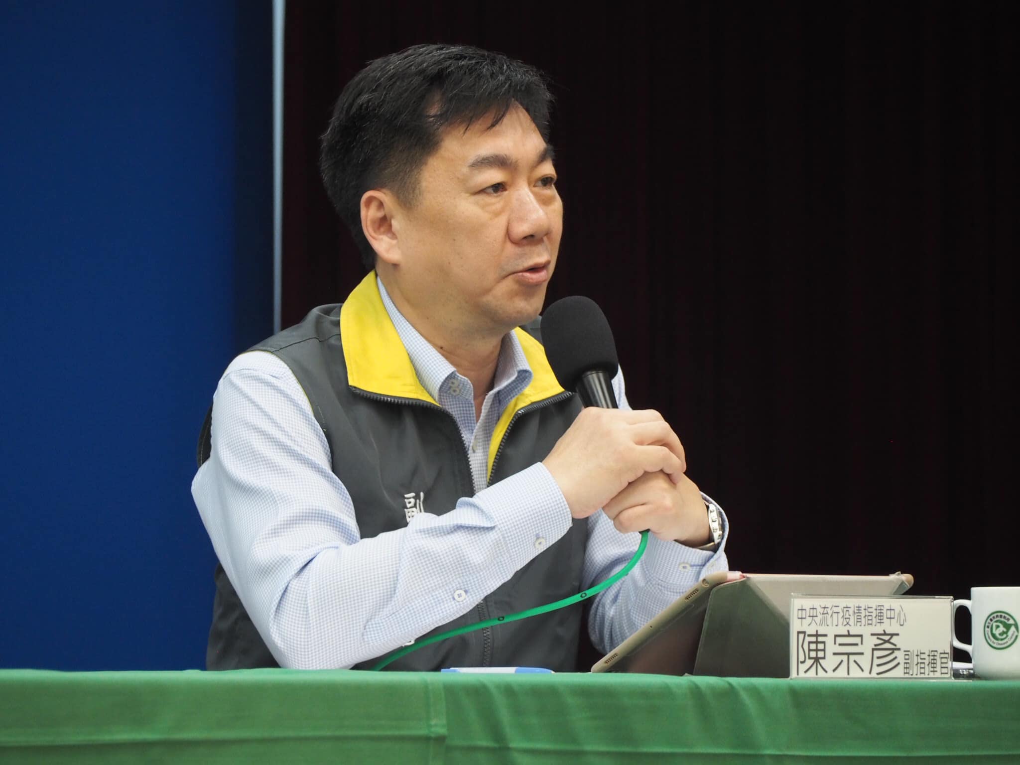 中央流行疫情指揮中心副指揮官陳宗彥表示，3日起，針對有發燒、呼吸道症狀的入境旅客，除了要在機場配合採檢，也要依法搭乘防疫車隊到指定地點進行集中檢疫，以保護邊境與社區防疫。(蕭照平 攝)