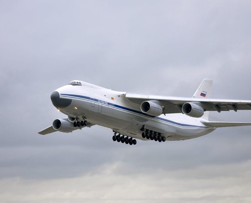 安托諾夫124型(Antonov-124)運輸機，裝載了醫療用口罩和醫療設備，出發飛往美國。(圖/推特)