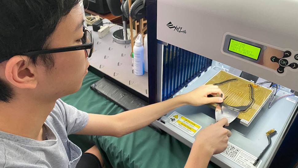 菲律賓16歲學生善用3D列印 助第一線醫療防疫(圖取自臉書 photo by Gifford Chu)