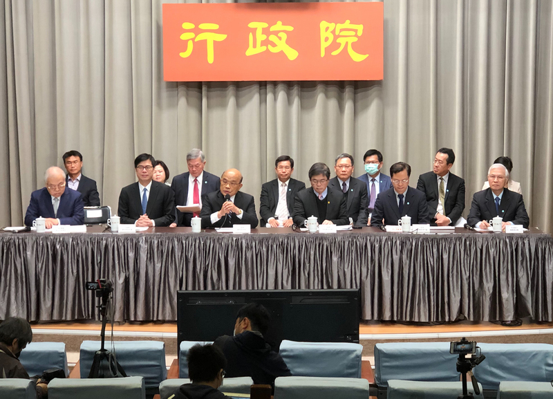行政院會今天(2日)加開臨時院會，通過武漢肺炎特別條例修正案，整體紓困規模將擴大至新台幣1兆500億。政務委員龔明鑫表示，第二期方案特別針對就業提供補助，包括服務業、製造業、旅宿觀光、遊覽車及計程車司機、自營商等均納入，穩住就業約192萬人，佔整體就業人數16.67%。(中央社)