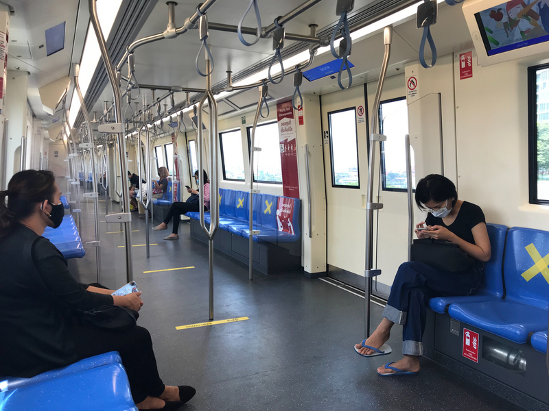泰國近兩週武漢肺炎確診病例以每天百例速度增加，MRT系統的地下鐵用打叉標籤要乘客隔一個位置坐下。(中央社)