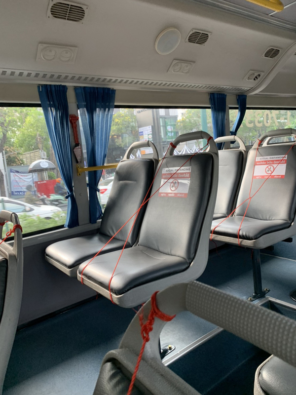 泰國防範武漢肺炎，公車位置直接綁上繩子不讓乘客坐。(圖：中央社)