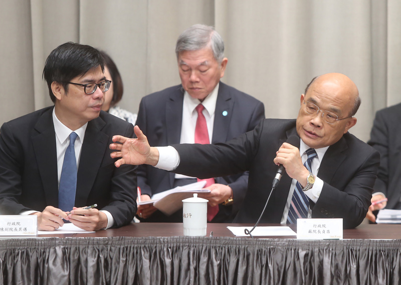 行政院今天(2日)召開臨時院會通過「嚴重特殊傳染性肺炎防治及紓困振興特別條例」修正草案，增訂受武漢肺炎影響自政府領取的補貼、補助、獎勵或補償等，免納所得稅。同時，修正草案也將特別預算上限由新台幣600億元修改為2100億。(圖：中央社)