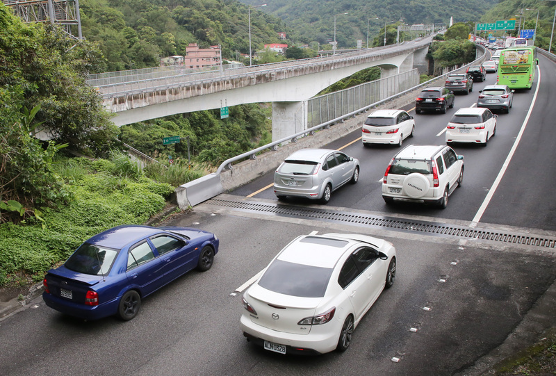 五一連假首日，國道部分路段已湧現車潮。圖為國道五號南向南港系統－坪林路段車多畫面。（檔案照片/中央社）