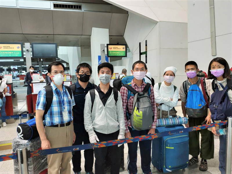 駐印度代表處副代表陳志浩（左1）陸續協助滯留印度、斐濟國人返台。（駐印度代表處提供）