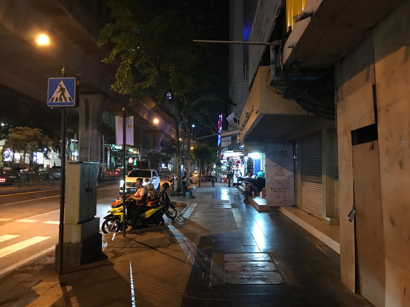泰國總理帕拉育(Prayut Chan-o-cha)15日主持完內閣會議後表示，他注意到每日新增的確診病例有下降趨勢，疫情指揮中心會把這狀況納入考量，思考是否要放寬宵禁。圖為曼谷市中心席隆區（Silom）道路冷清的景象。(圖：中央社)