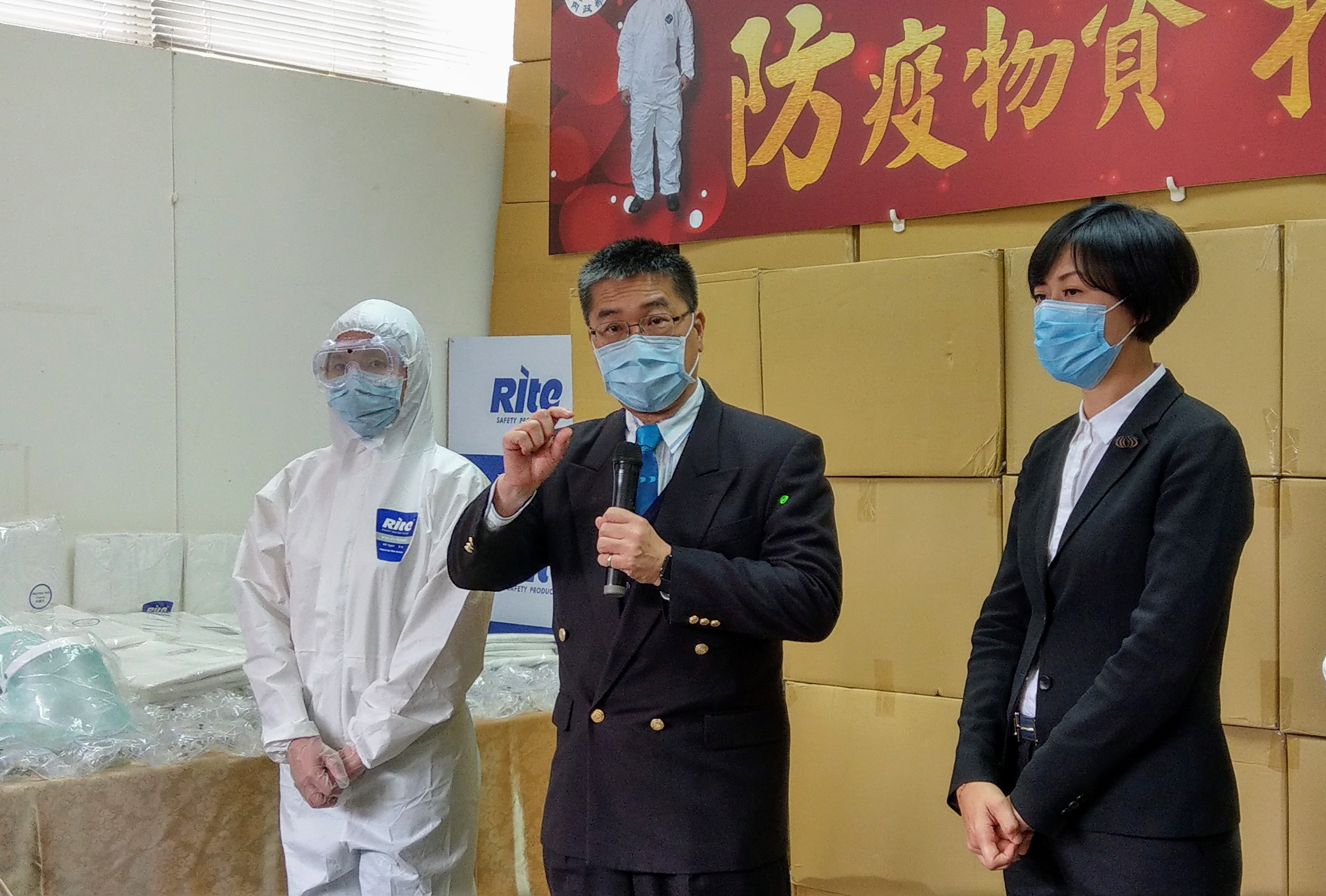 徐國勇(中)邀企業攜手防疫，內政部2日再獲贈防疫物資。(劉品希 攝)