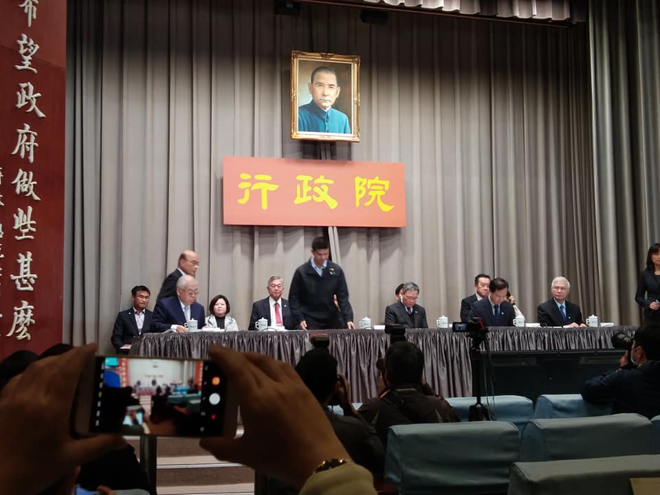 行政院長蘇貞昌今天(2日)在臨時院會後記者會中表示，自下週四(9日)的行政院會開始，六都首長或部分部會也可以採視訊方式開會，到場出席者也會拉開座位距離。(王韋婷攝)